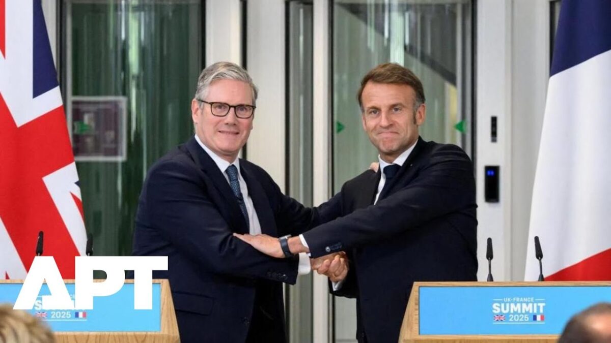 Klamú nám! V Doveri vrie hnev kvôli dohode o migrácii medzi Francúzskom a Spojeným kráľovstvom a Starmer čelí kritike.