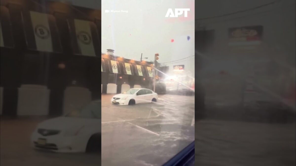 Zábery ukazujú ničivé záplavy v New Jersey: Autobus plný vody a zatopené autá.