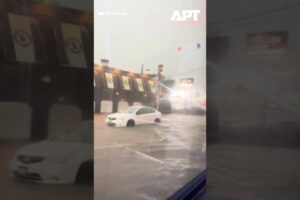 Zábery ukazujú ničivé záplavy v New Jersey: Autobus plný vody a zatopené autá.