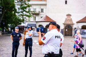 Mesto Košice: KOLOBEŽKÁR NA HLAVNEJ TRIELIL TAKMER TRIDSIATKOU, SPOMALILA HO Mesto Košice: KOLOBEŽKÁR NA HLAVNEJ TRIELIL TAKMER TRIDSIATKOU, SPOMALILA HO AŽ ...
