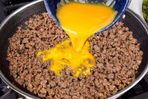 Len pár ingrediencií! Stačí pridať vajíčka do mletého mäsa. Je to tak chutné! Je...