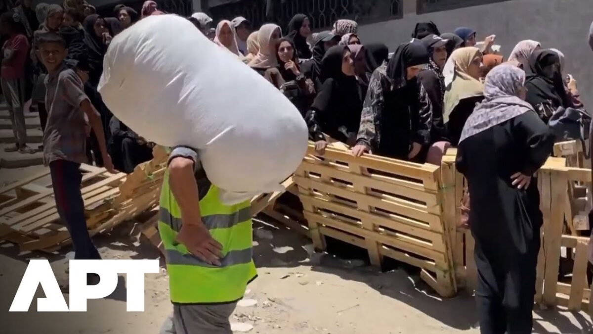 Vysídlení obyvatelia Gazy dostávajú múku od WFP, pričom rastie frustrácia z nerovnomerného rozdelenia.