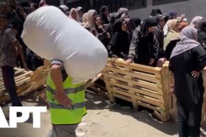 Vysídlení obyvatelia Gazy dostávajú múku od WFP, pričom rastie frustrácia z nero...