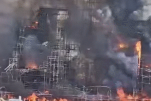 Masívny požiar zničil pódium pre festival Tomorrowland v Belgicku.