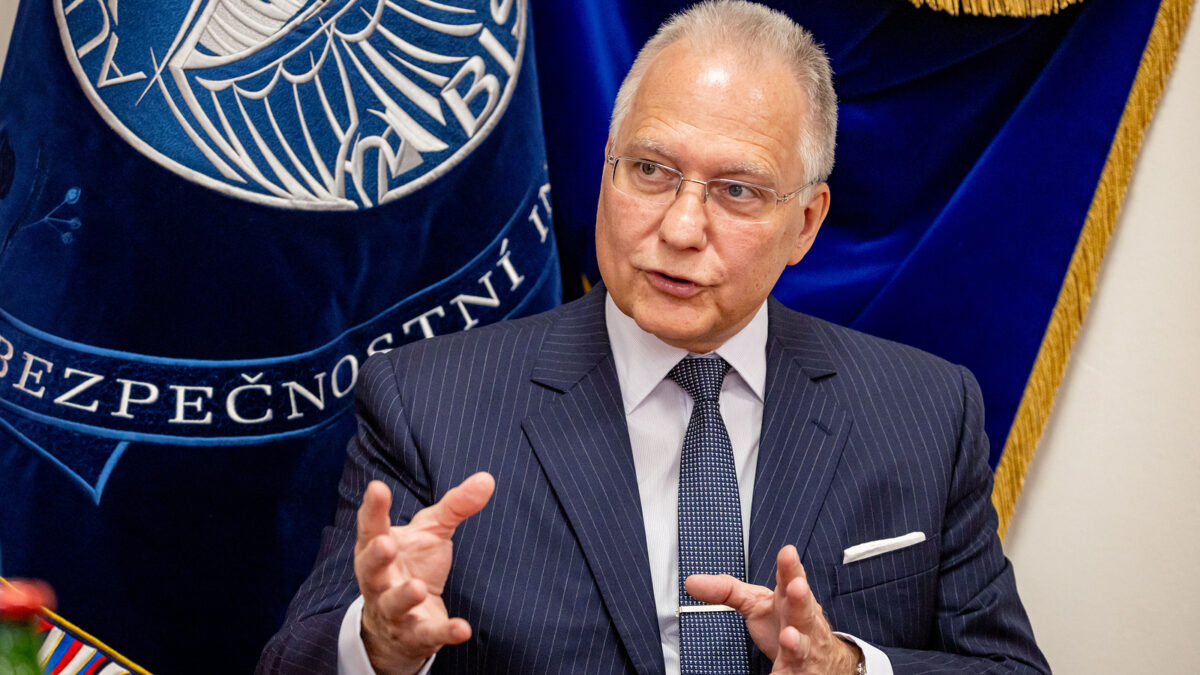 Michal Koudelka, riaditeľ Bezpečnostnej informačnej služby Českej republiky (BIS), to dnes dal na klauna