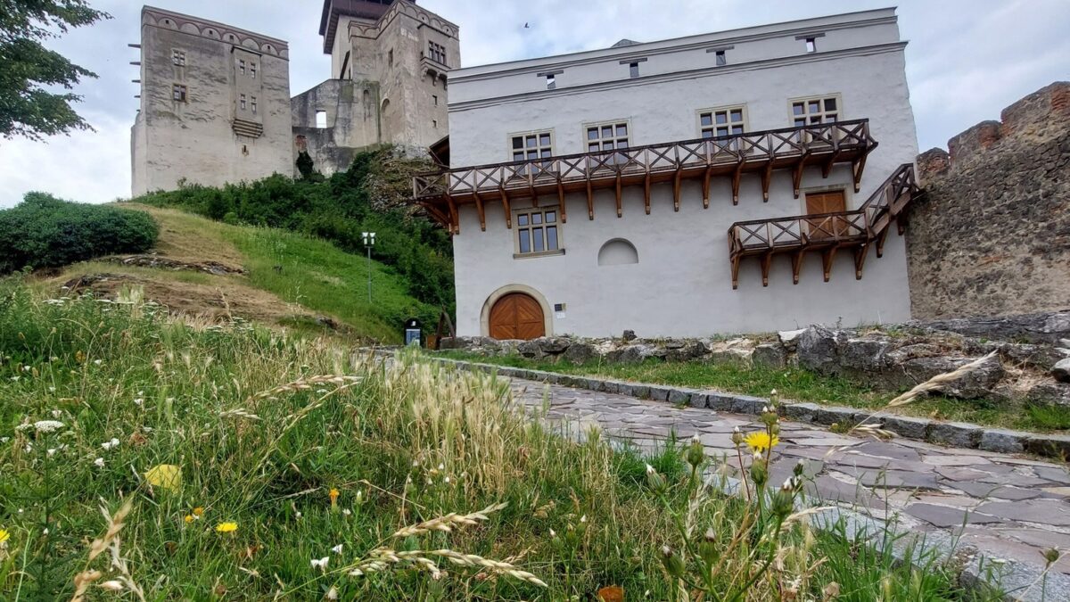 Trenčiansky hrad: Mocní páni, tiché múry, veľké príbehy.