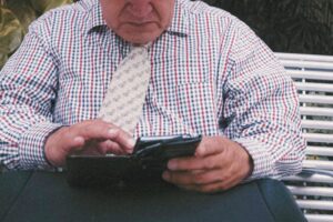 Starý muž stratil 20-tisíc eur, zabudol igelitku s peniazmi v parku.