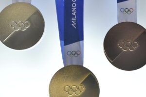 Organizátori ZOH 2026 v Taliansku predstavili sady medailí