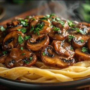 Vegánske stroganov s hubami – krémový recept na rastlinnej báze
