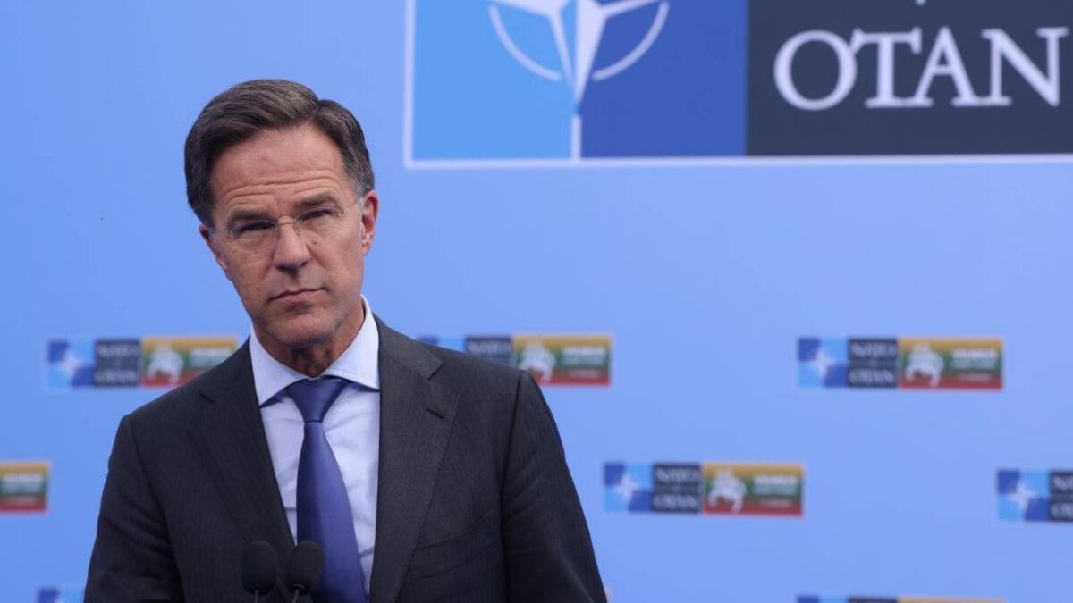 Mark Rutte varoval, že India, Čína a Brazília „môžu veľmi trpieť“ sekundárnymi sankciami, ak budú pokračovať v obchodovaní s Ruskom.