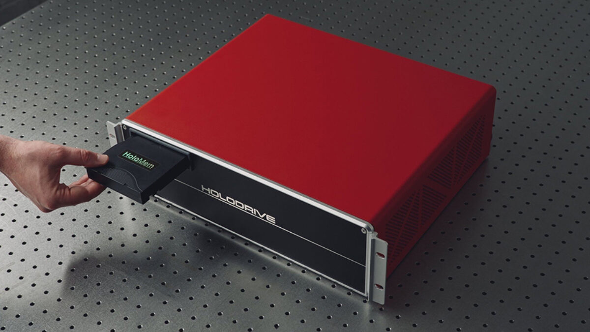 Bývalý inžinier Dysonu predstavuje holografickú LTO pásku s 200TB na kotúči so 100m, používa lacný laser za 5 dolárov