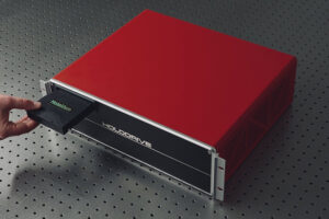 Bývalý inžinier Dysonu predstavuje holografickú LTO pásku s 200TB na kotúči so 1...