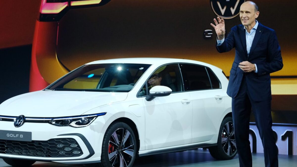 Čínsky trh s autami stratil všetok rozum – najväčší západný výrobca áut v krajine odmieta súťažiť v cenovej vojne elektrických vozidiel spoločností Tesla a BYD.