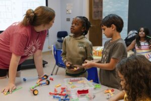 Slobodná matka pravdepodobne požiada 14-ročného syna, aby prestal športovať a pr...