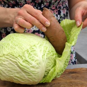 Túto kapustu varím takmer každý deň! Táto kapusta Savoy je taká aromatická a chu...