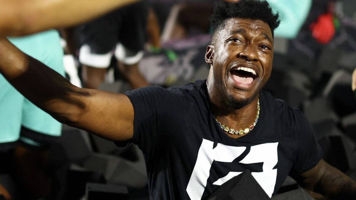 Robert Griffin III robí neuveriteľnú prácu pre futbalovú ligu OT7, ktorá je zameraná na obsah.