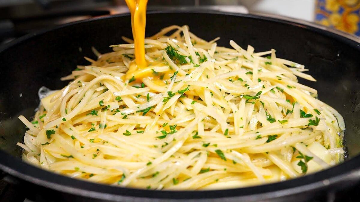 1752538860_maxresdefault.jpg Zemiaky s vajíčkami! Len pár základných ingrediencií! Jednoduchý, rýchly a veľmi chutný recept na raňajky!