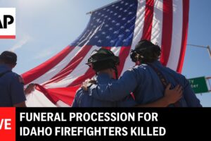 Pohrebný sprievod za idahoských hasičov, ktorí zahynuli pri zásahu proti lesnému...