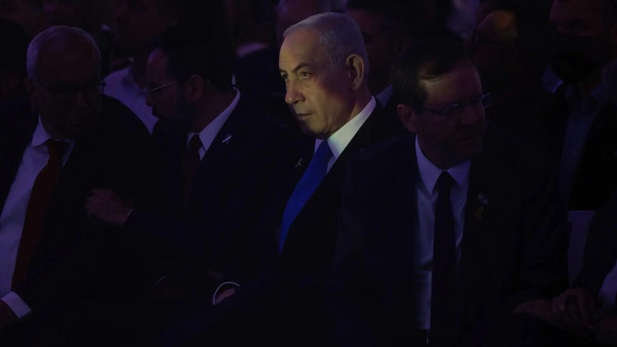 Ako Netanjahu predĺžil vojnu v Gaze, aby zostal pri moci