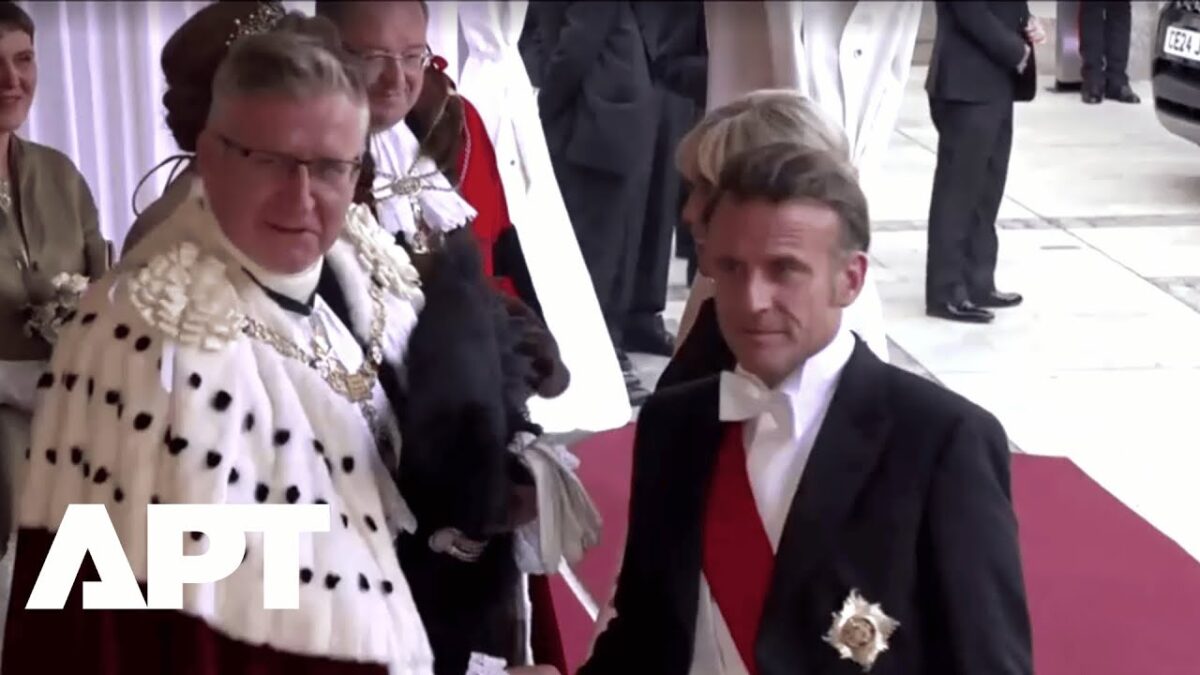 Macron prichádza do Londýna na banket s kráľovskou rodinou a primátorom v historickej Guildhalle.