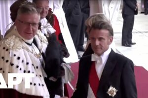 Macron prichádza do Londýna na banket s kráľovskou rodinou a primátorom v histor...