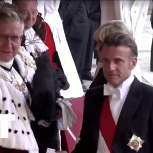 Macron prichádza do Londýna na banket s kráľovskou rodinou a primátorom v histor...