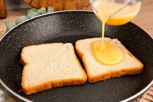 Rýchle toastové raňajky s vajcom za 5 minút.