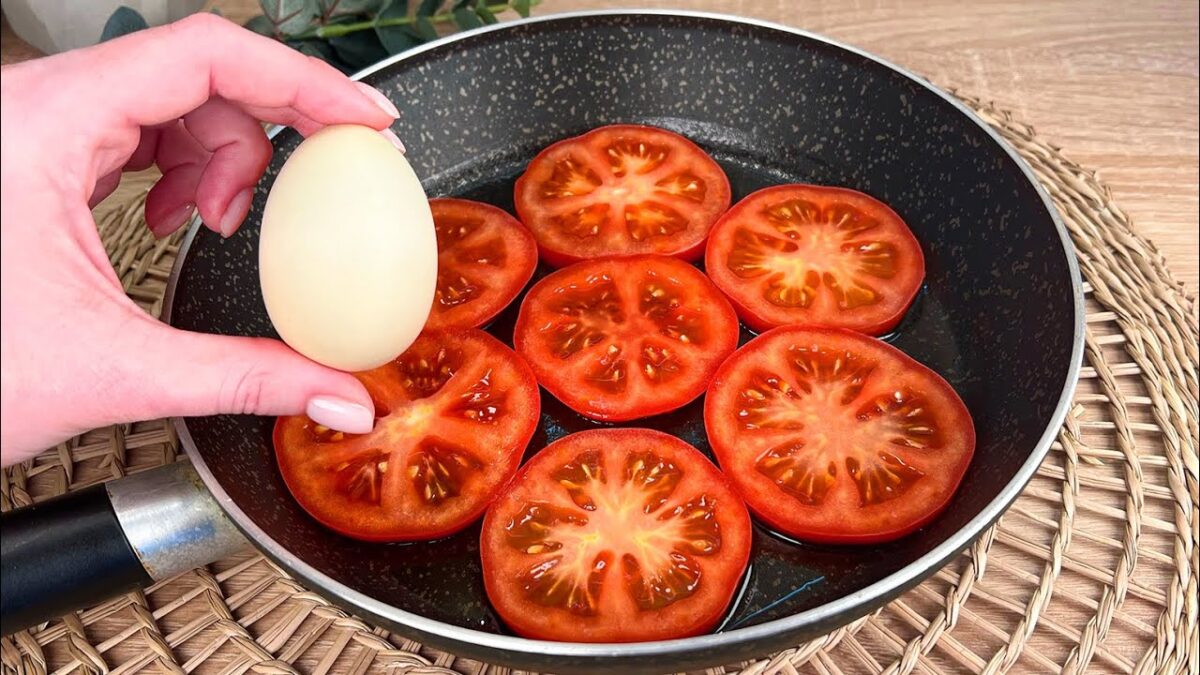 Paradajky s vajcom – rýchle a chutné raňajky.