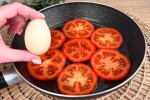 Paradajky s vajcom – rýchle a chutné raňajky.