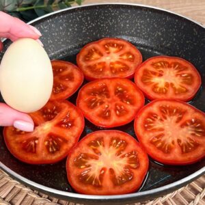 Paradajky s vajcom – rýchle a chutné raňajky.