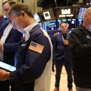 Akciový trh dnes: Dow futures klesajú, kým Trump presadzuje clá a tlačí na Powel...