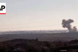 Výbuch a dym nad obzorom Gazy