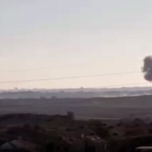 Výbuch a dym nad obzorom Gazy Výbuch a dym nad obzorom Gazy