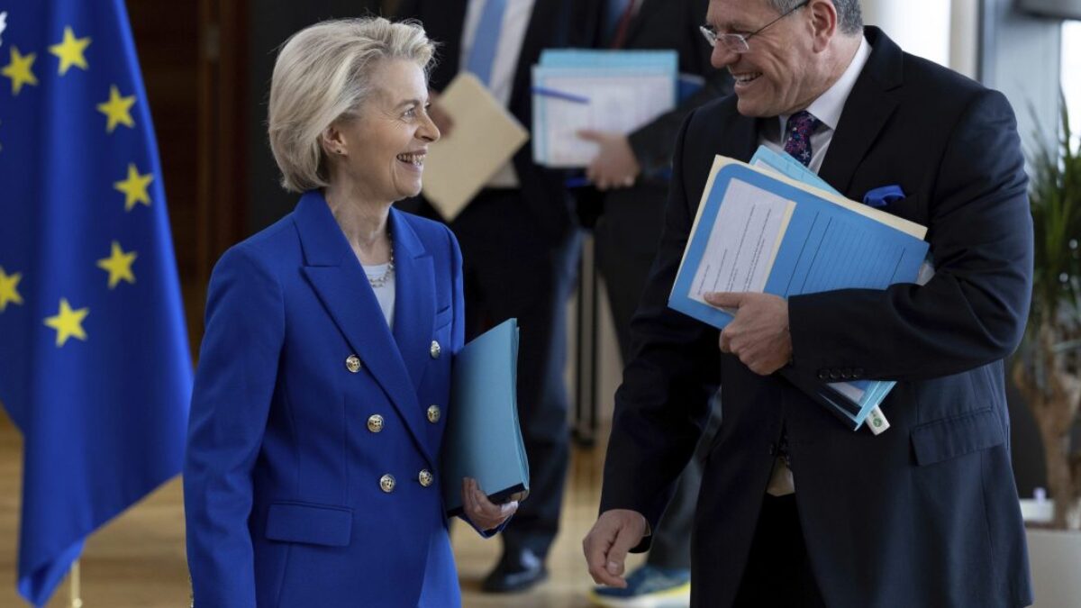 EÚ odkladá odvetné clá na americký tovar, ktoré mali začať platiť v pondelok.