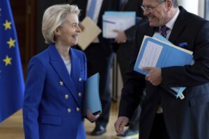 EÚ odkladá odvetné clá na americký tovar, ktoré mali začať platiť v pondelok.