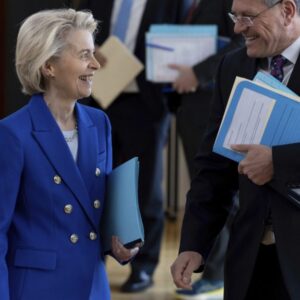 EÚ odkladá odvetné clá na americký tovar, ktoré mali začať platiť v pondelok.