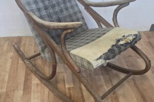 Pred časom som sem pridal fotku zničeného hojdacieho kresla, ktoré prišlo ku mne...