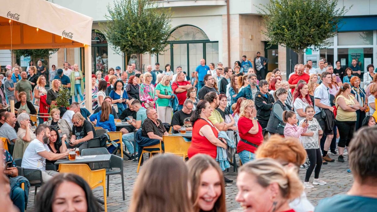 Mesto Topoľčany: JEDNO NÁMESTIE, VEČER, MESTO