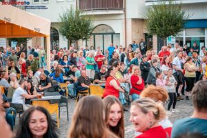 Mesto Topoľčany: JEDNO NÁMESTIE, VEČER, MESTO Mesto Topoľčany: JEDNO NÁMESTIE, VEČER, MESTO