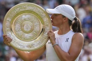 Swiateková ovládla prvýkrát v kariére Wimbledon.