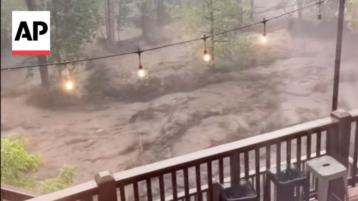 Blesková povodeň zasiapla horskú dedinu v Novom Mexiku, najmenej traja ľudia sa pohrešujú