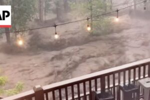 Blesková povodeň zasiapla horskú dedinu v Novom Mexiku, najmenej traja ľudia sa ...