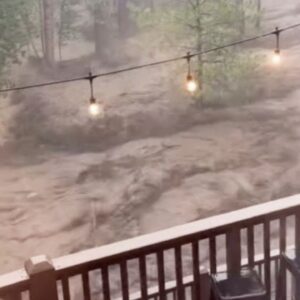 Blesková povodeň zasiapla horskú dedinu v Novom Mexiku, najmenej traja ľudia sa ...