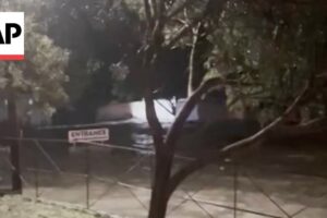 Ľudia počuť volanie o pomoc počas povodne v Kerrville, Texas