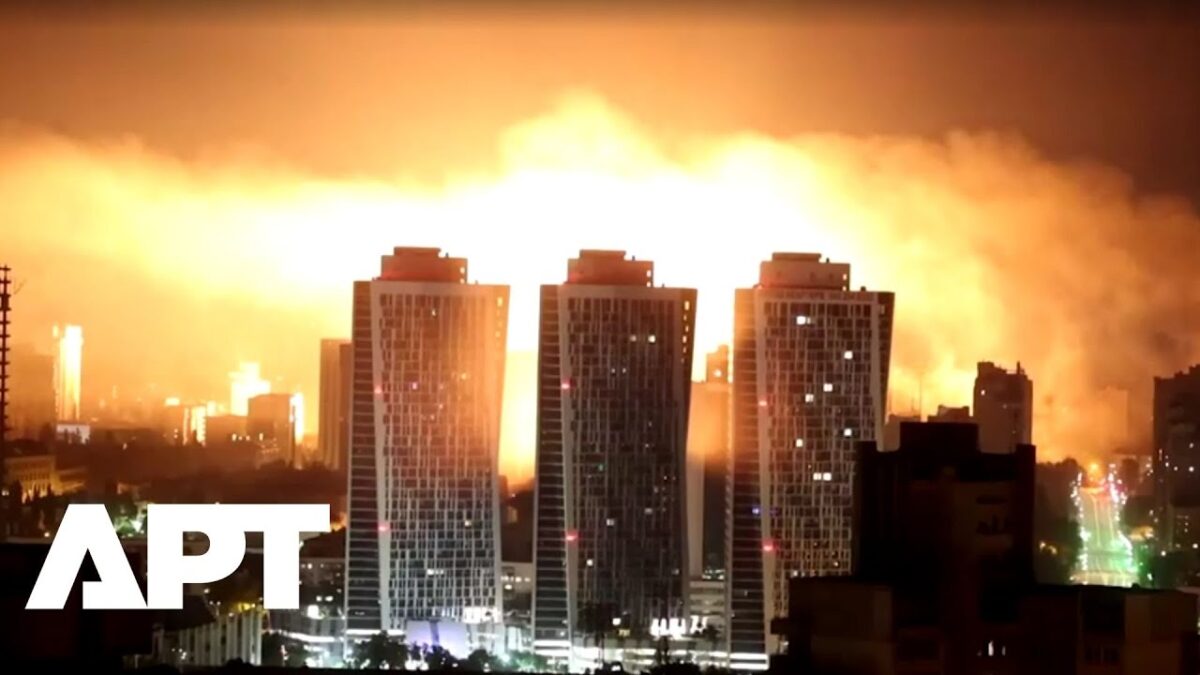 Praskajúce strely nad Kyjevom: streľba, sirény a dopady dronov zachytené na videu