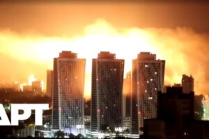 Praskajúce strely nad Kyjevom: streľba, sirény a dopady dronov zachytené na vide...