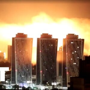 Praskajúce strely nad Kyjevom: streľba, sirény a dopady dronov zachytené na vide...