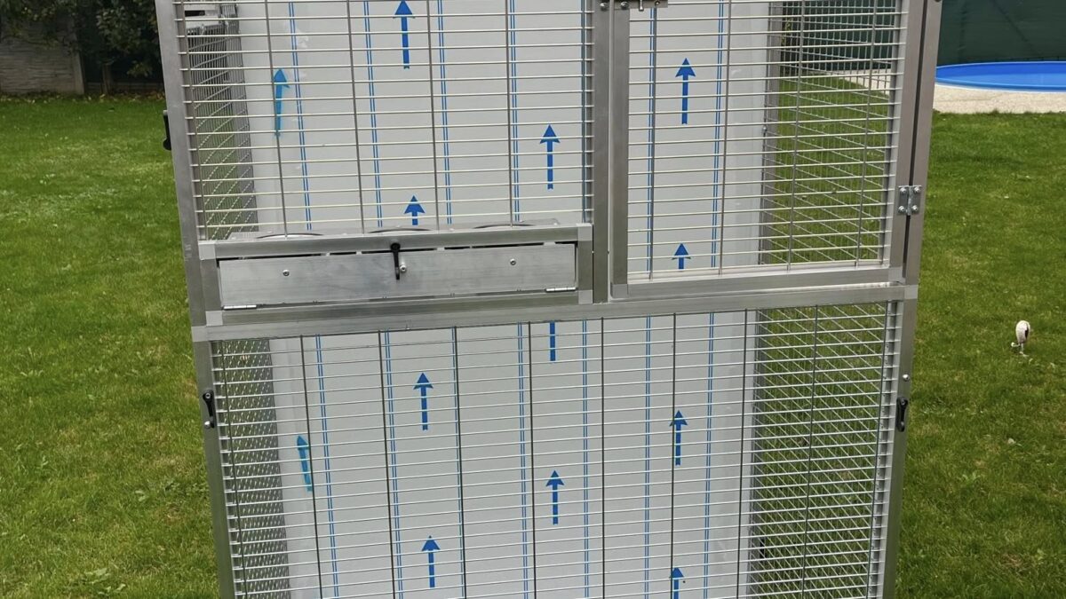 Hliníková Voliera 100x70x200cm. Voliera je osadená zásuvným kŕmnym pultom na 3 misky. Hliníková Voliera 100x70x200cm. Voliera je osadená zásuvným kŕmnym pultom na 3 misky.