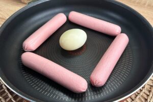 Klobásy s vajcom – jednoduchý a chutný recept.