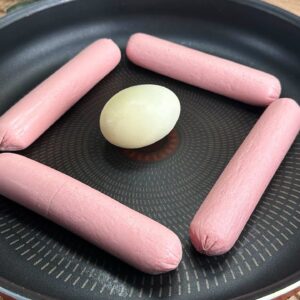 Klobásy s vajcom – jednoduchý a chutný recept.